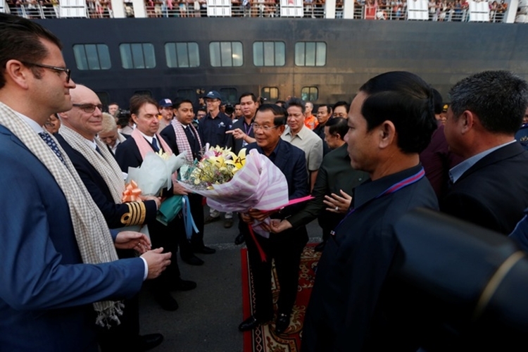 Thủ tướng Campuchia ôm, bắt tay hành khách trên du thuyền bị 5 nơi 