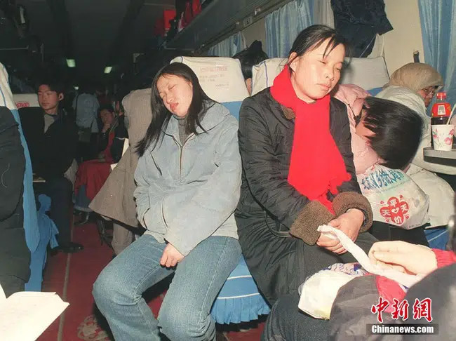 Hình ảnh 4 người 3 ghế trên chuyến tàu từ Bắc Kinh đến Trịnh Châu vào năm 2001. Ảnh: Internet