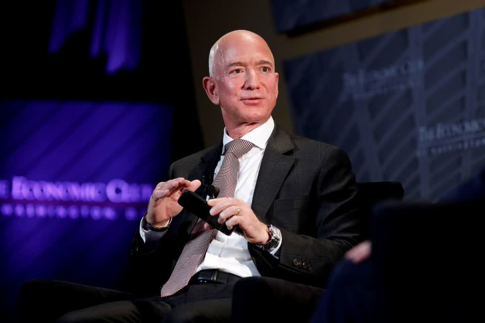   Vượt xa á quân Bernard Arnaul về tài sản, nhà sáng lập Công ty Amazon (công ty Internet có thị trường thương mại điện tử và giá trị nhất thế giới) Jeff Bezos đã giành vị trí thứ nhất với gia tài trị giá 140 tỷ USD.  Ngoài ra, Bezos còn là chủ sở hữu của tờ báo nổi tiếng The Washington Post.   