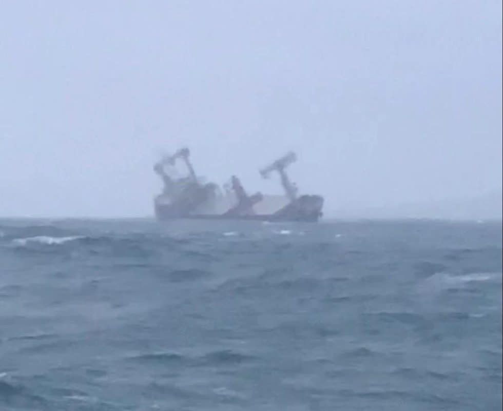Tàu Panama bị chìm gần đảo Phú Quý (Bình Thuận) vào chiều 17/12. Ảnh: TTXVN