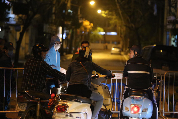   Phố Trúc Bạch, Hà Nội, nơi ở của cả 4 bệnh nhân ở Hà Nội đã được chặn hai đầu phố từ ngày 4/3.  