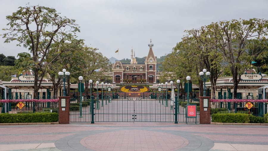  Khu nghỉ dưỡng Disneyland Hong Kong: Công viên chủ đề đóng cửa vào ngày 26/1 và chưa công bố ngày mở cửa trở lại.  