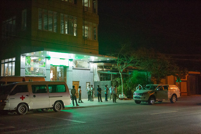 Lực lượng chức năng tỉnh Quảng Trị có mặt trong đêm 8/3 tại Khe Sanh (huyện Hướng Hóa) để tiến hành cách ly 4 người, nhưng không ngờ 1 trong số đó là giả. (Ảnh: Thanh Niên)
