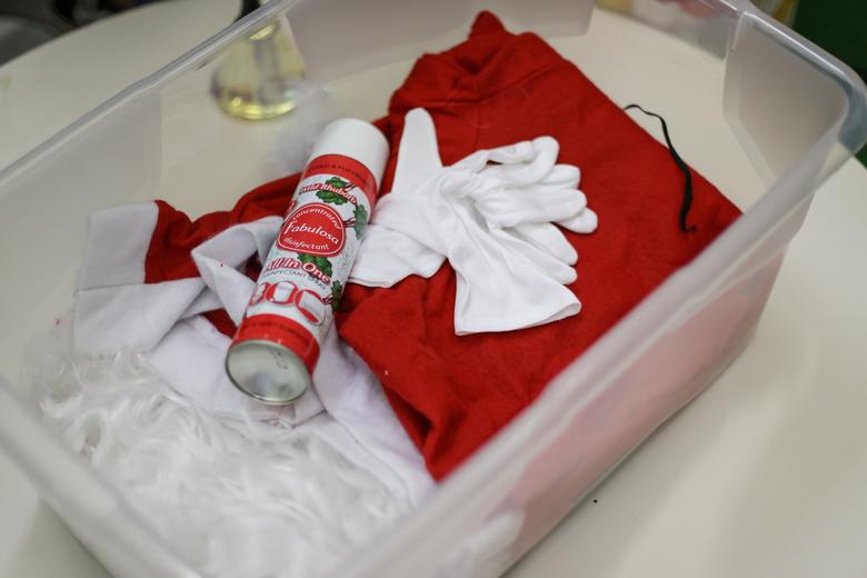 Trang phục Giáng sinh của ông già Noel năm nay còn có thêm bình xịt khử trùng. Nguồn: Reuters