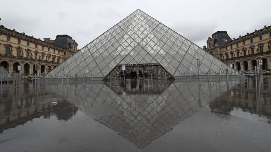  Bảo tàng Louvre, Paris: Bảo tàng nghệ thuật được du khách ghé thăm nhiều nhất trên thế giới đã đóng cửa trong vài ngày sau khi nhân viên phản đối vì sợ virus corona lây lan.  