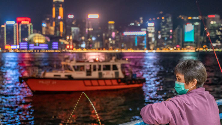 Một phụ nữ đeo khẩu trang bảo vệ ở Hồng Kông. Ảnh: Getty.
