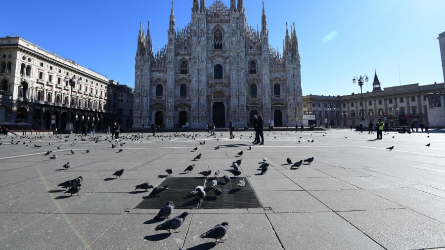   Quảng trường del delomo: Trong một khoảnh khắc hiếm hoi, có nhiều chim hơn khách du lịch ở một trong những quảng trường mang tính biểu tượng nhất của Milan.  