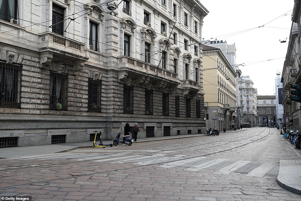   Đường phố Manzoni ở Milan gần như trống rỗng sau khu vực cách ly. Vespas xếp hàng trên đường phố, nơi chỉ có một số ít người đi bộ.  