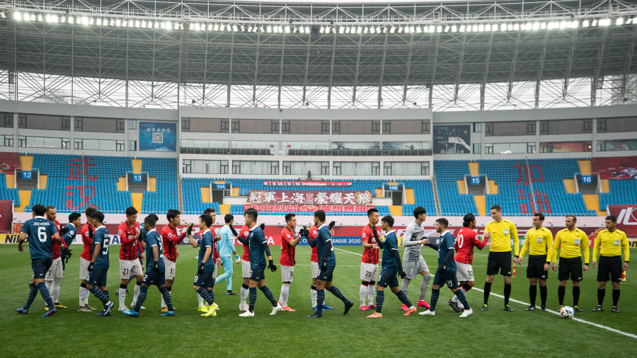   Sân vận động Trung tâm thể thao Yuanshen: Tại Thượng Hải, một trận bóng đá gần đây đã diễn ra trong một sân vận động trống, không có khán giả đến xem.  