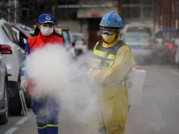   Các thành viên cứu hộ của Trịnh Châu Sky đã quyên góp khẩu trang và thiết bị khử trùng mà họ đang sử dụng trong thành phố.  