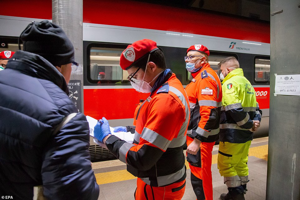 Nhân viên y tế tiến hành kiểm tra hành khách đến thành phố Potenza trên một chuyến tàu cao tốc từ Milan ngày 9/3.