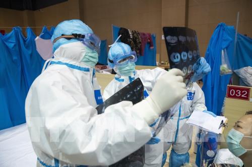   Nhân viên y tế kiểm tra hình ảnh chụp CT của bệnh nhân nhiễm COVID-19 tại một bệnh viện ở Vũ Hán, Trung Quốc ngày 25/2/2020. Ảnh: TTXVN  