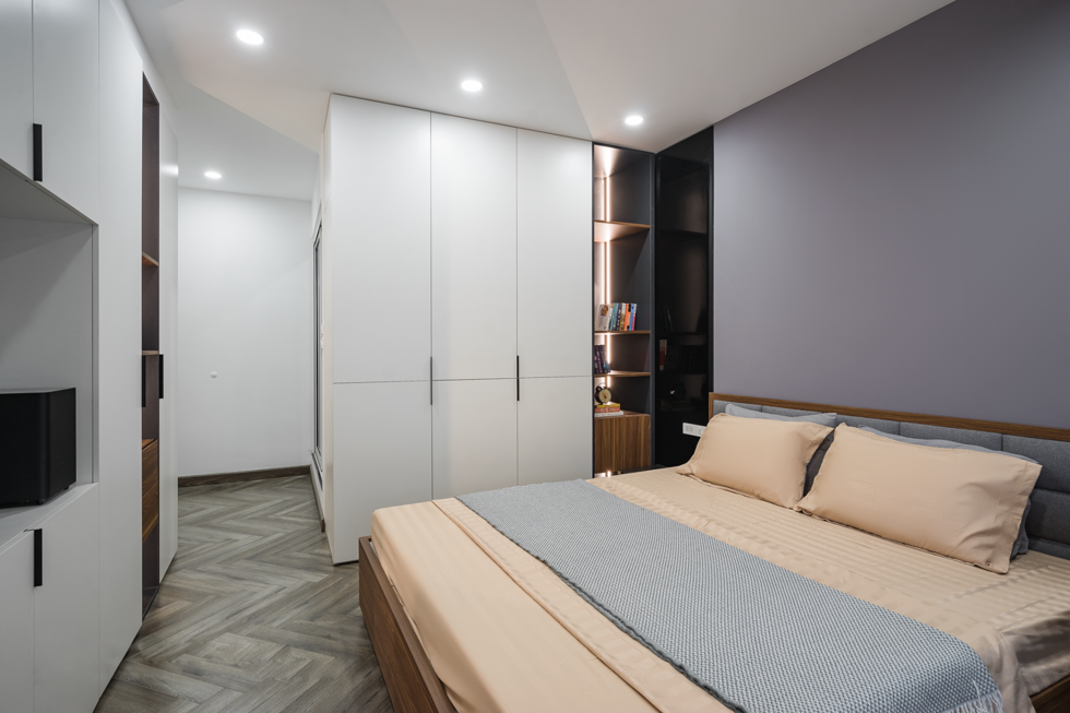 Phòng ngủ với mảng tường màu tím nổi bật nhưng vẫn hài hòa cùng đồ nội thất trắng sáng.