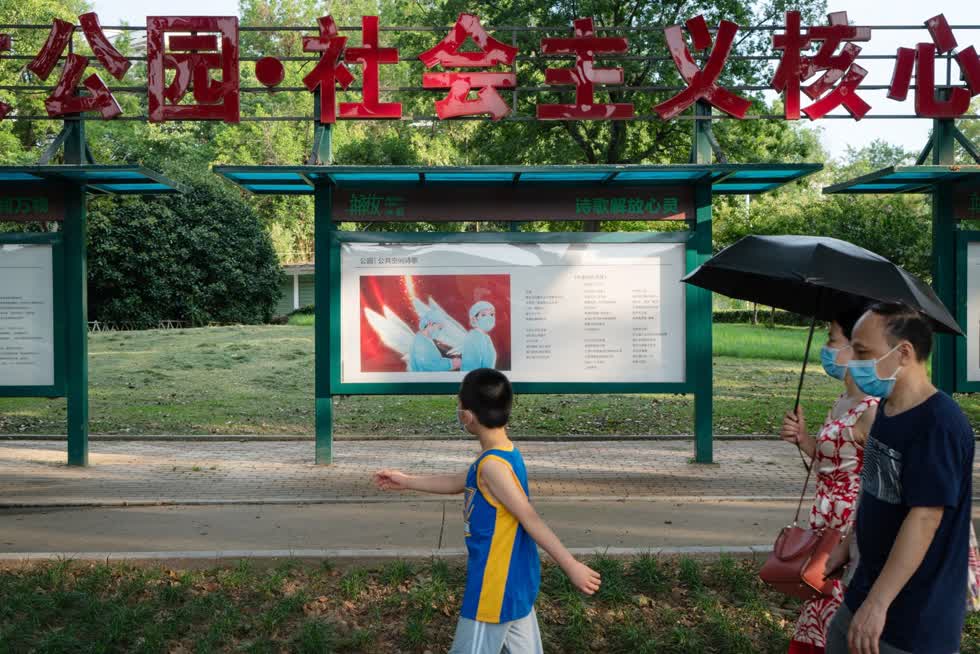 Một gia đình đi ngang qua lễ tưởng niệm các nhân viên y tế tại Công viên Jiefang ở Vũ Hán, Trung Quốc, vào ngày 9/8. COVID-19 lần đầu tiên xuất hiện ở Vũ Hán vào cuối năm ngoái. Ảnh: Bloomberg