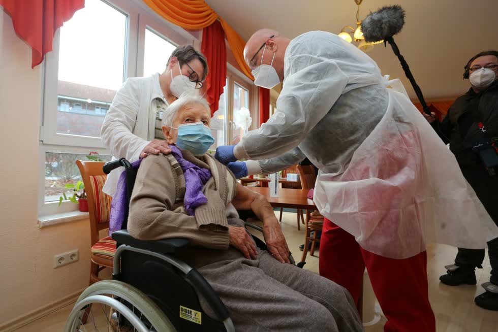 Cụ bà 101 tuổi Edith Kwoizalla sinh sống trong viện dưỡng lão Halberstadt trở thành người Đức đầu tiên được tiêm vaccine ngừa COVID-19 tại Đức. Ảnh: AP
