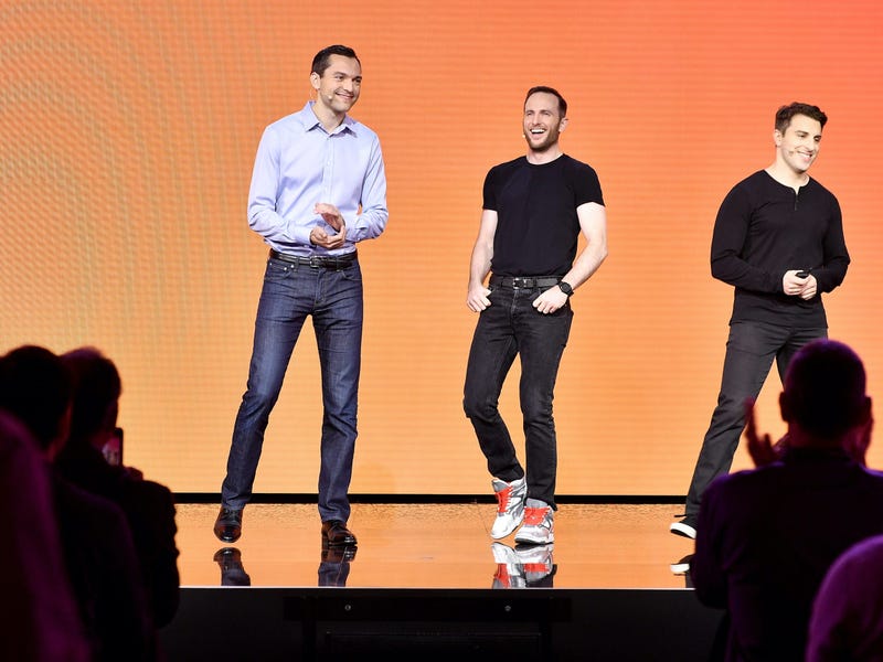 Từ trái qua phải, Người sáng lập Airbnb Nathan Blecharczyk, Giám đốc sản phẩm Joe Gebbia và Giám đốc điều hành Brian Chesky phát biểu trên sân khấu tại Airbnb Open LA ở Los Angeles, California. Ảnh: Getty