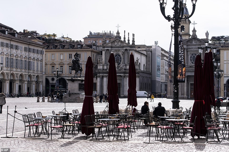  Một quán bar ở trung tâm thành phố Torino, miền Bắc nước Ý gần như trống vắng.  