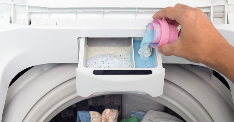 Sử dụng chế độ giặt nhiệt và chất tẩy vừa đủ để vi khuẩn bị tiêu diệt. - Ảnh minh họa.
