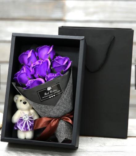 Hoa hồng sáp được trang trí trong hộp, tùy theo loại sẽ có giá bán từ 300.000 đồng đến 1 triệu đồng/hộp.