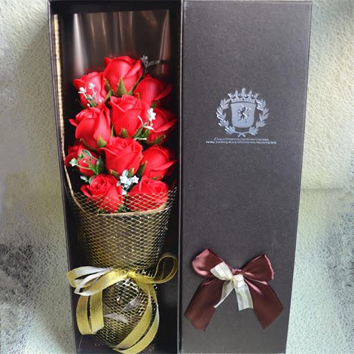 Bó hoa hồng 35 bông màu đỏ rượu vang cao cấp có giá 450.000 đồng/hộp.