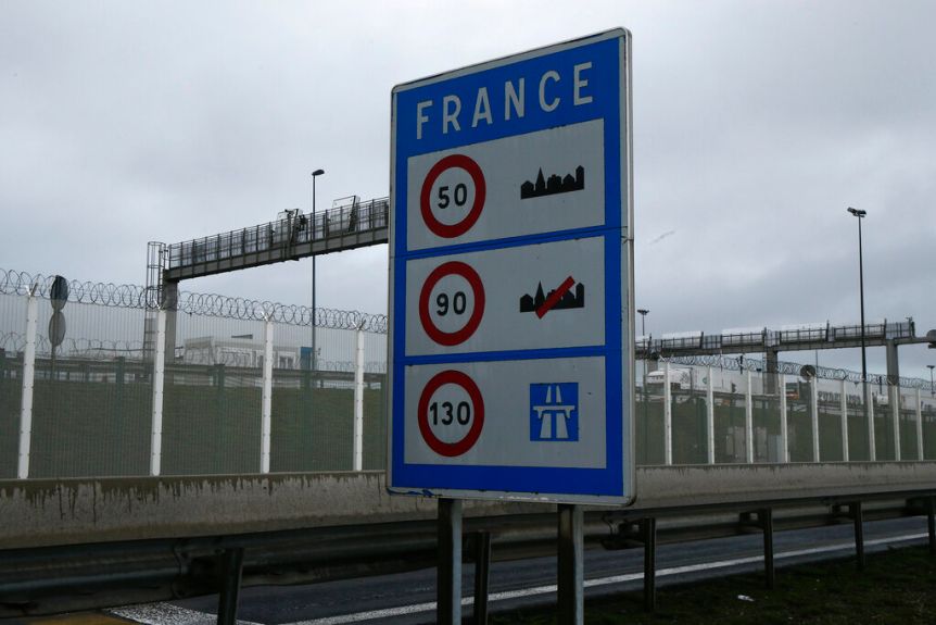 Công dân Pháp có thể trở về nhà từ Vương quốc Anh, miễn là họ có kết quả xét nghiệm COVID-19 âm tính. Ảnh: Michel Spingler
