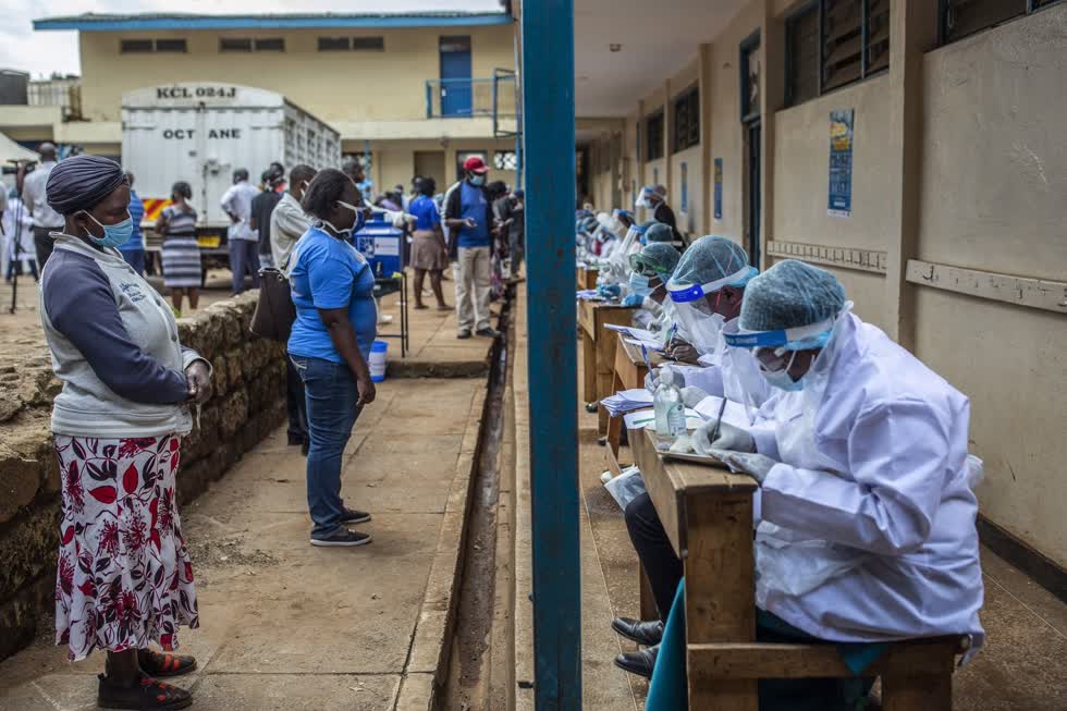 Các nhân viên y tế ghi lại thông tin chi tiết của cư dân trong chuyến thử nghiệm COVID-19 ở Nairobi, Kenya, vào ngày 26/5. Các nhóm y tế toàn cầu đang cảnh báo về tình trạng chậm tiếp cận vaccine ở các quốc gia đang phát triển. Ảnh: Bloomberg