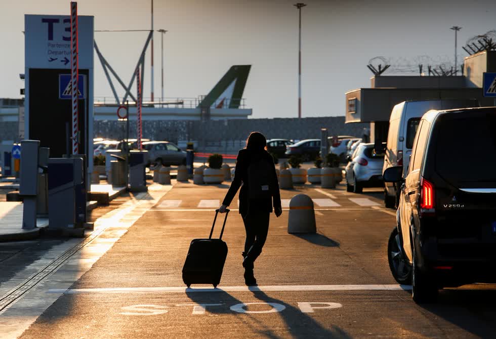   Một hành khách đi bộ tại sân bay Fiumicino sau khi chính phủ Ý thông báo tất cả các chuyến bay đến và đi từ Vương quốc Anh sẽ bị đình chỉ do lo ngại về một chủng COVID-19 mới. Ảnh: Reuters  