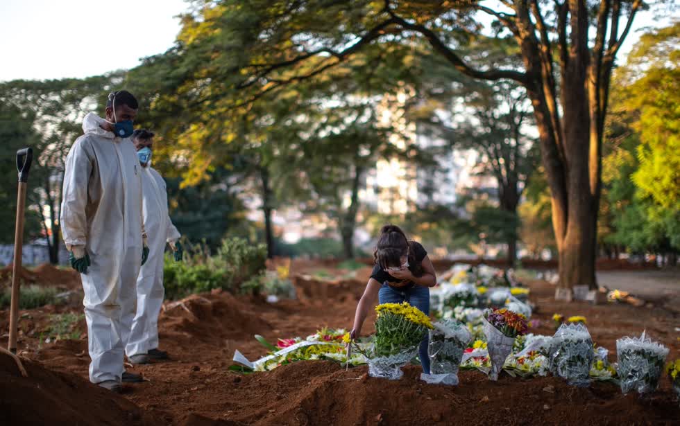 Một phụ nữ để tang tại nghĩa trang Vila Formosa ở São Paulo vào ngày 29/4. Hơn 180.000 người đã chết vì COVID-19 ở Brazil. Ảnh: Bloomberg