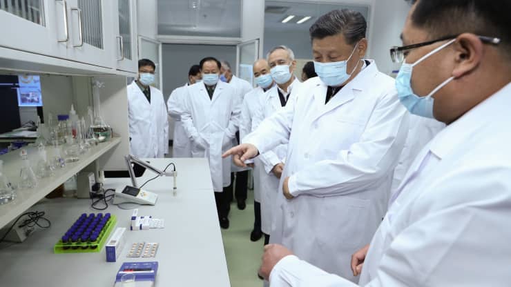   Chủ tịch Trung Quốc, Tập Cận Bình, tìm hiểu về tiến độ nghiên cứu vaccine và kháng thể COVID-19 trong chuyến thăm tới Học viện Khoa học Quân y ở Bắc Kinh, thủ đô Trung Quốc. Ảnh: Tân Hoa Xã   
