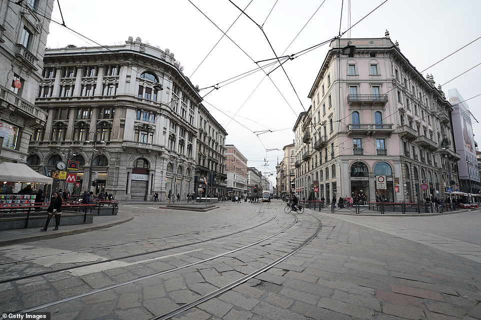   Các đường phố thường nhộn nhịp ở trung tâm thành phố Milan nay yên tĩnh đến lạ thường về cả giao thông và người dân khi lo sợ virus corona.  