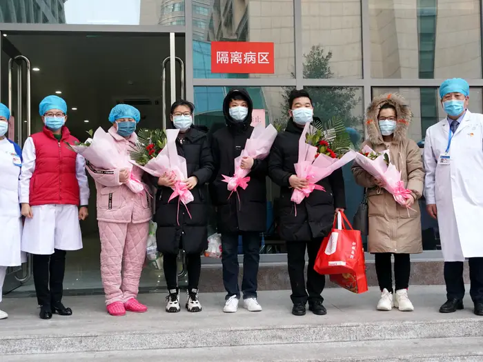   Một tin vui ở Trịnh Châu vào đầu tháng 2, năm bệnh nhân đã được chữa khỏi bệnh COVID-19.  