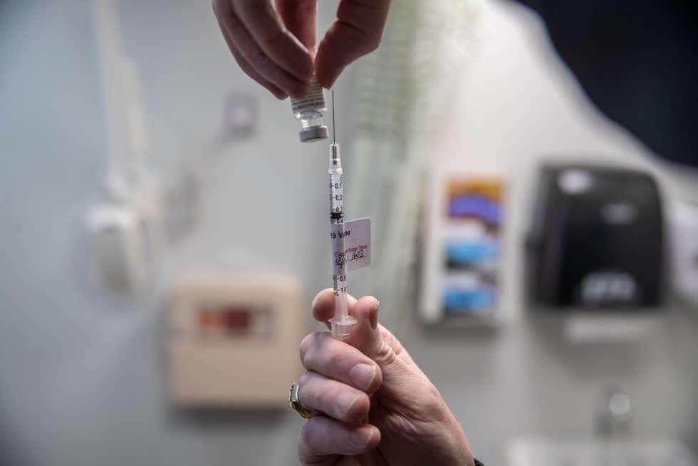 Nhân viên chăm sóc sức khỏe, cư dân và nhân viên viện dưỡng lão nằm trong Giai đoạn 1 của kế hoạch phân phối vaccine ở tiểu bang New York. Ảnh: The New York Times