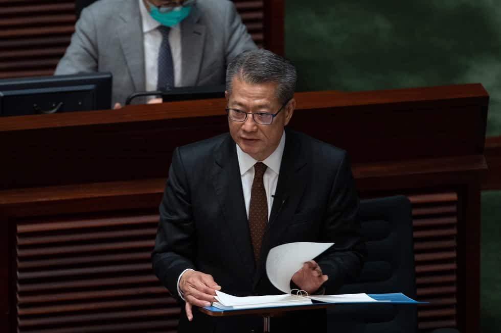 Người đứng đầu cơ quan tài chính thuộc chính quyền Hồng Kông, ông Paul Chan, công bố kế hoạch trong một bài phát biểu về ngân sách vào sáng hôm nay (26/2). Ảnh: Bloomberg.
