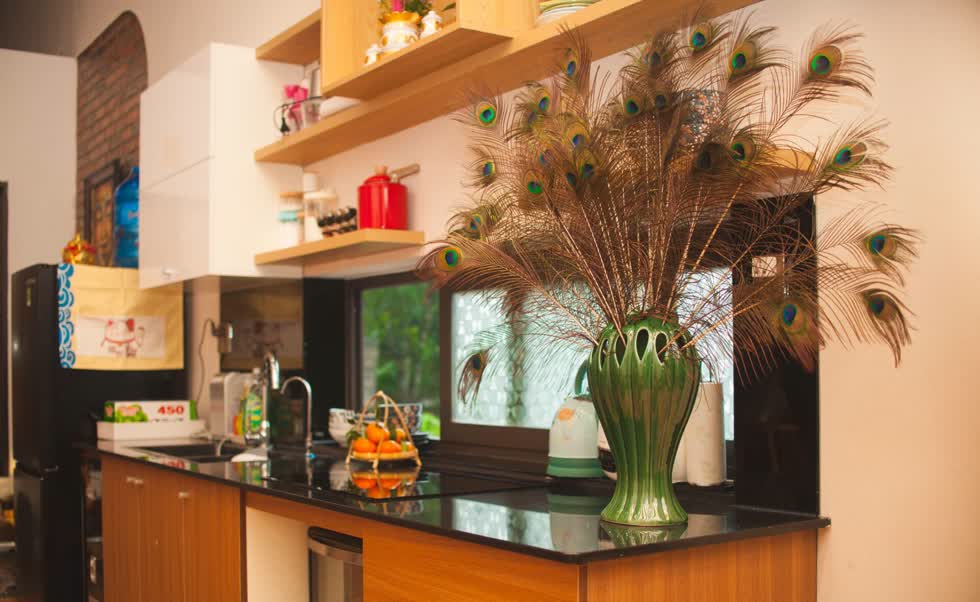 Một bình hoa trang trí đặt gọn góc bếp giúp không gian sinh động hơn.