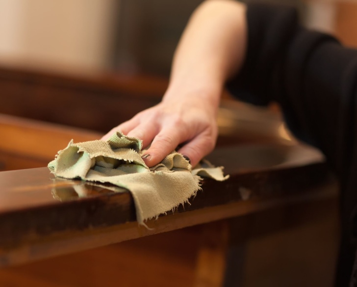   Sử dụng chất làm mềm vải để lau sạch bề mặt gỗ vì nó sẽ nhẹ nhàng loại bỏ bụi bẩn mà không làm hỏng ngoài ra nó sẽ để lại một mùi hương mới trong phòng.  