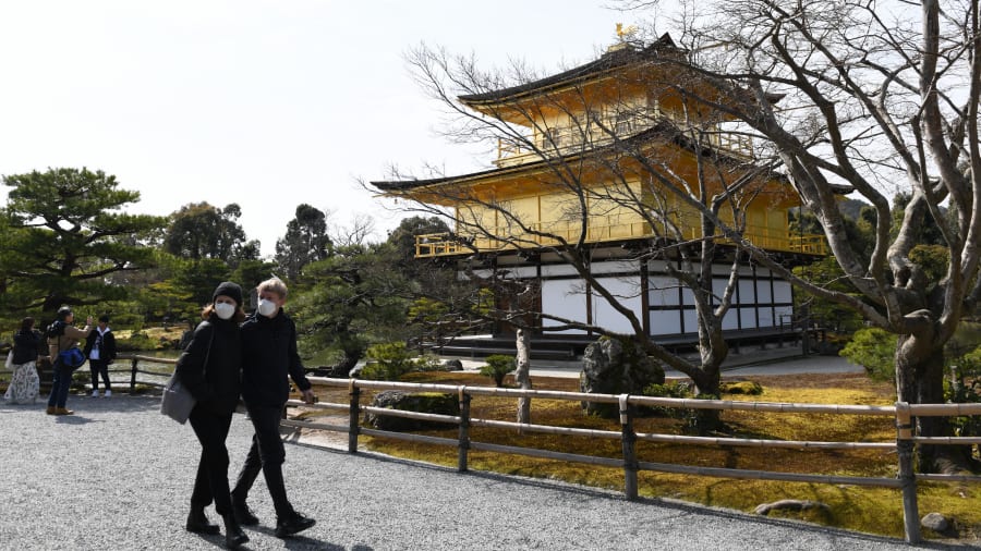   Đền Kinkaku-ji, Nhật Bản: Một trong những điểm thu hút khách du lịch nổi tiếng nhất ở Kyoto, ngôi đền vàng này nhận được rất ít du khách sau khi dịch COVID-19 tại Nhật Bản bùng phát.  