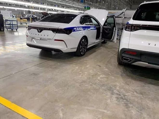 Ngoài VinFast Lux SA2.0, mẫu sedan Lux A2.0 cũng được cải tiến thành xe chuyên dụng cho lực lượng cảnh sát giao thông.