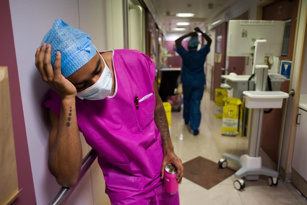 Một bác sĩ tranh thủ nghỉ ngơi tại Phòng khám Ambroise Paré ICU ở Paris vào ngày 15/4. Ảnh: Bloomberg