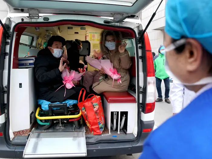   Bệnh nhân vẫy tay với các nhân viên tại Bệnh viện liên kết đầu tiên của Đại học Trịnh Châu.  