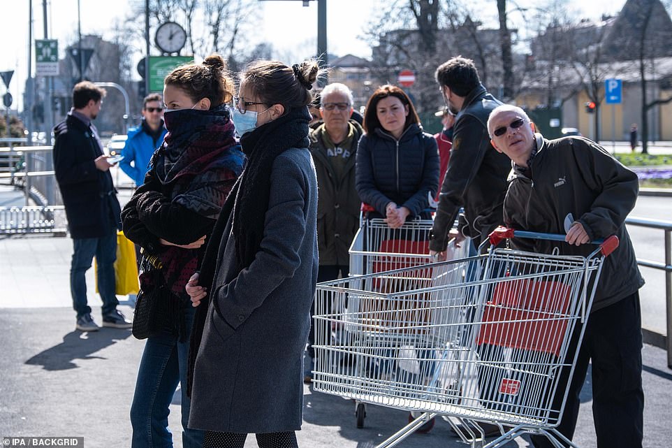   Những người mua sắm hoảng loạn xếp hàng để mua thức ăn ở Via Rubattino, Milan, sau khi được thông báo rằng nhiều khu vực ở miền bắc Italy sẽ bị cách ly.  