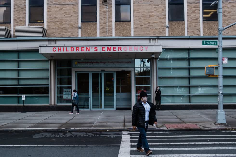 Tại Bệnh viện Nhi đồng NewYork-Presbyterian Morgan Stanley, một số nhân viên chăm sóc sức khỏe đã cáo buộc những người khác tự ý thay đổi kế hoạch phân phối vaccine. Ảnh: The New York Times