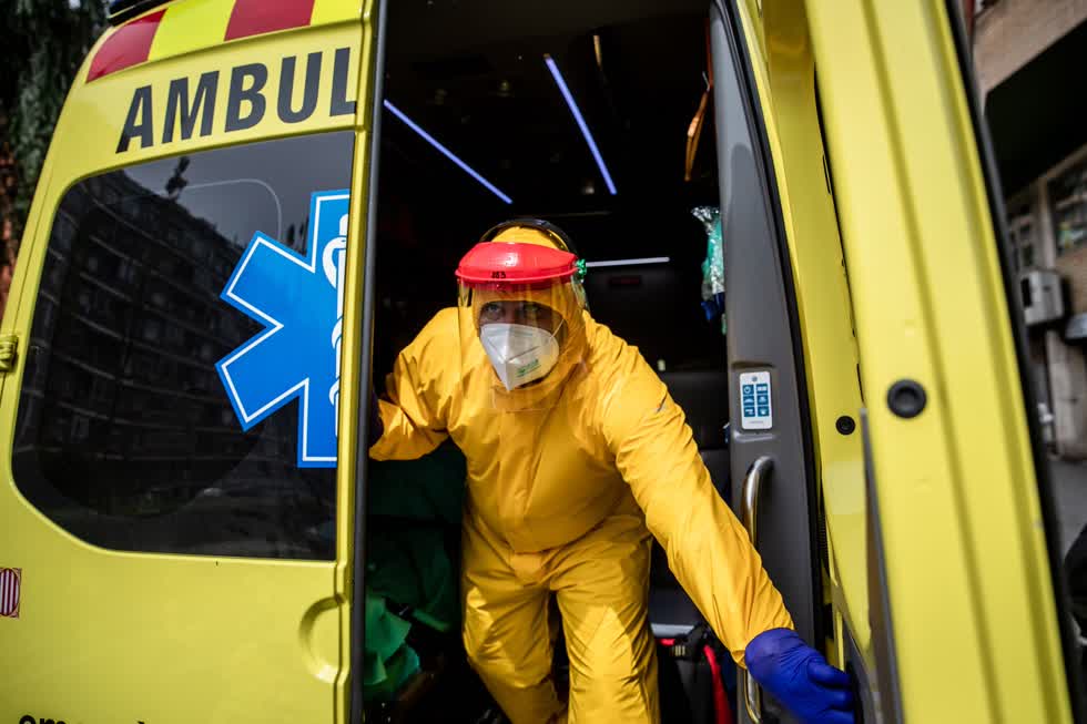   Một nhân viên y tế đóng cửa xe cấp cứu ở Barcelona vào ngày 17/4. Hơn 47.000 người đã chết vì virus ở Tây Ban Nha. Ảnh: Bloomberg  