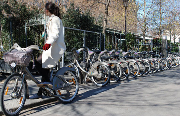 Một điểm xe đạp công cộng tại thành phố Paris, Pháp.