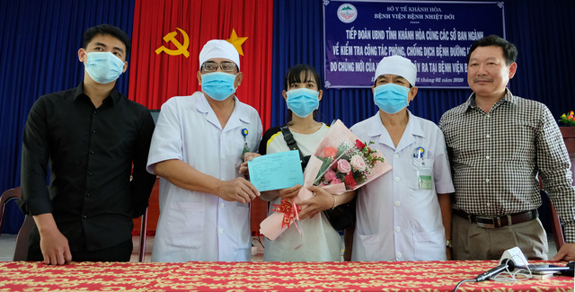   Nữ nhân viên lễ tân ở Khánh Hòa bị nhiễm COVID-19 khỏi bệnh, được xuất viện. Ảnh: Tuổi Trẻ.  