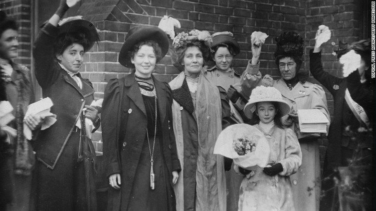   Bà Pankhurst (đứng giữa) và con gái Christabel Harriette (thứ ba từ trái sang) được những người ủng hộ chào đón sau khi được tự do vào năm 1908.   