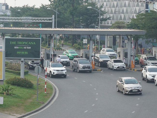   Trạm thu phí tại đường dẫn vào nhà ga hỗn hợp sân bay Tân Sơn Nhất. Ảnh: Báo Pháp luật TP.HCM.   