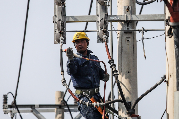  Bộ trưởng Công Thương Trần Tuấn Anh yêu cầu chưa tăng giá điện trong bối cảnh dịch COVID-19 . Ảnh: Thành Nguyễn