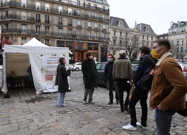 Người dân xếp hàng chờ lấy mẫu xét nghiệm COVID-19 tại Paris, Pháp. Ảnh: THX