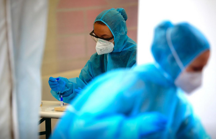  Nhân viên y tế tại trung tâm xét nghiệm COVID-19 ở Berlin (Đức). Ảnh: Reuters