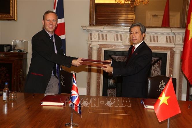 Đại sứ Việt Nam Trần Ngọc An và Đại sứ Vương quốc Anh Gareth Edward Ward ký Hiệp định Thương mại tự do Việt Nam - Vương quốc Anh. Ảnh: TTXVN 